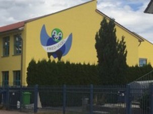 Fassadenbemalung Fred-Vogel-Grundschule (Fredersdorf-Vogelsdorf, 2020/2021, Entwürfe und Ausführung Uta Golla Fassadenbemalung Fred-Vogel-Grundschule (Fredersdorf-Vogelsdorf, 2020/2021, Entwürfe und Ausführung Uta Golla